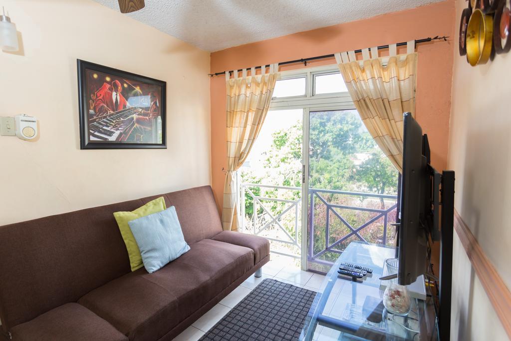Cozy Accommodations Кінгстон Екстер'єр фото